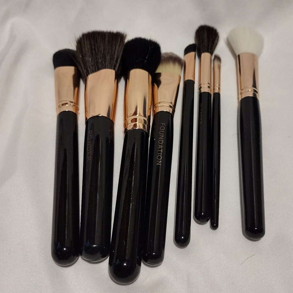 8 Assorted Makeup Brushes